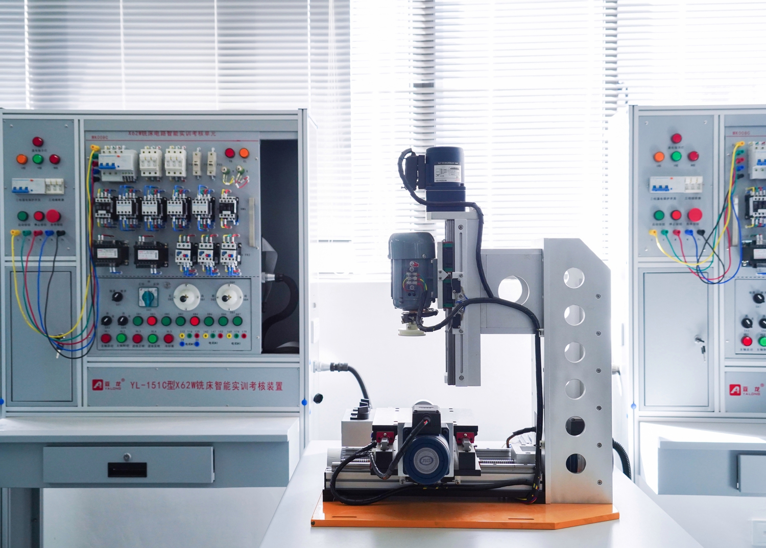 智能科学与工程学院铣床智能实验设备