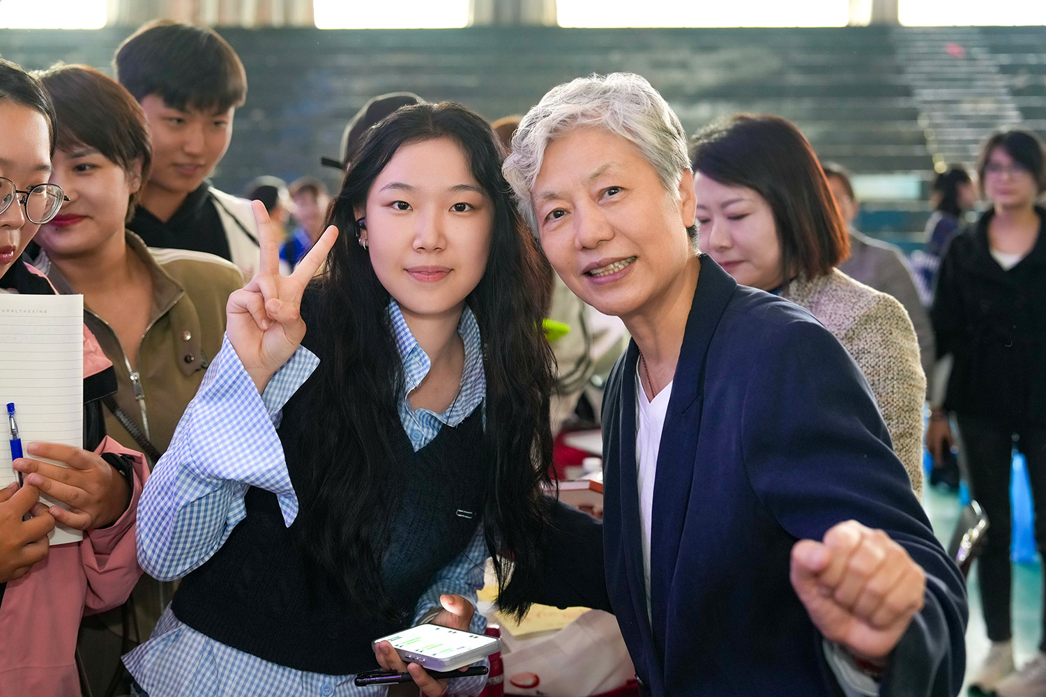 ​beat365官方网站学子与中国人民公安大学教授李玫瑾合影