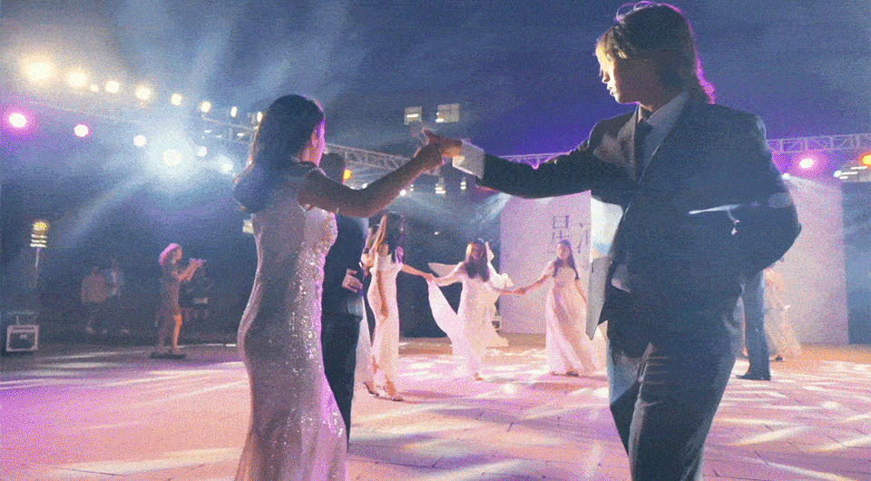 beat365官方网站毕业舞会